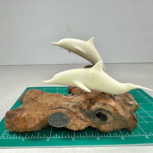 VINTAGE John Perry Dolphin Sculpture with white durable resin on burl wood base. - Picture 11 of 11